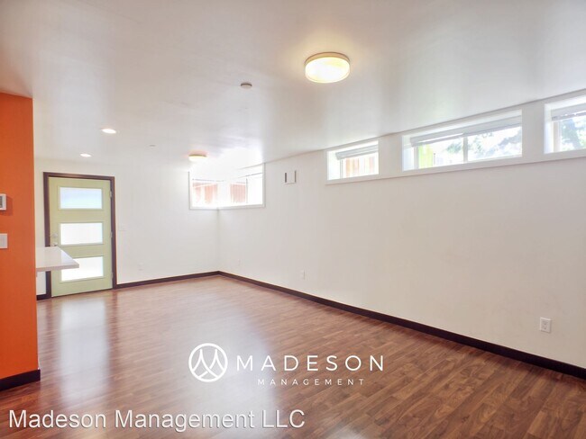 Building Photo - 913 N 85th St