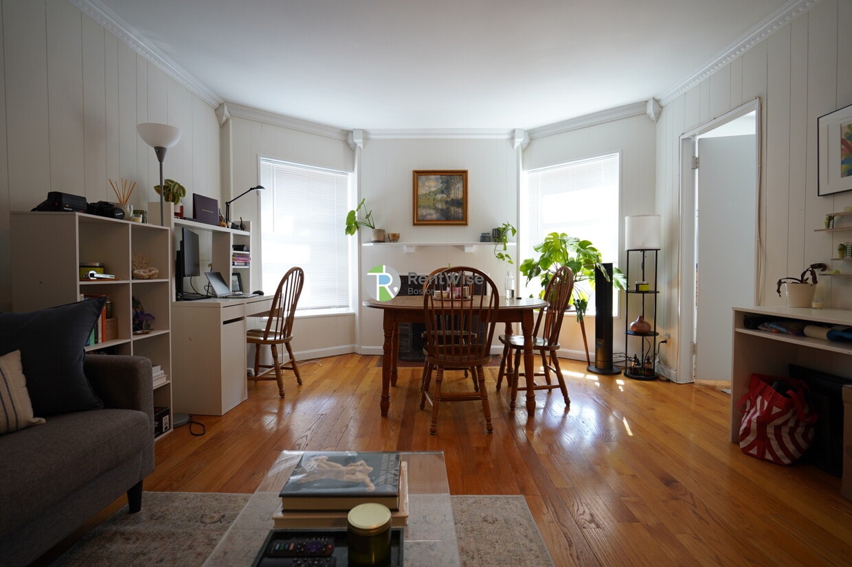 Primary Photo - 1055 Beacon St