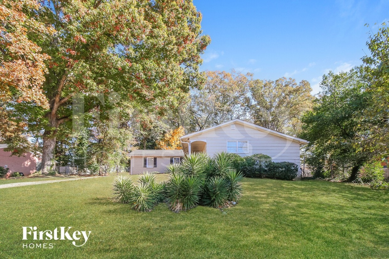 Primary Photo - 2030 Chestnut Hill Cir