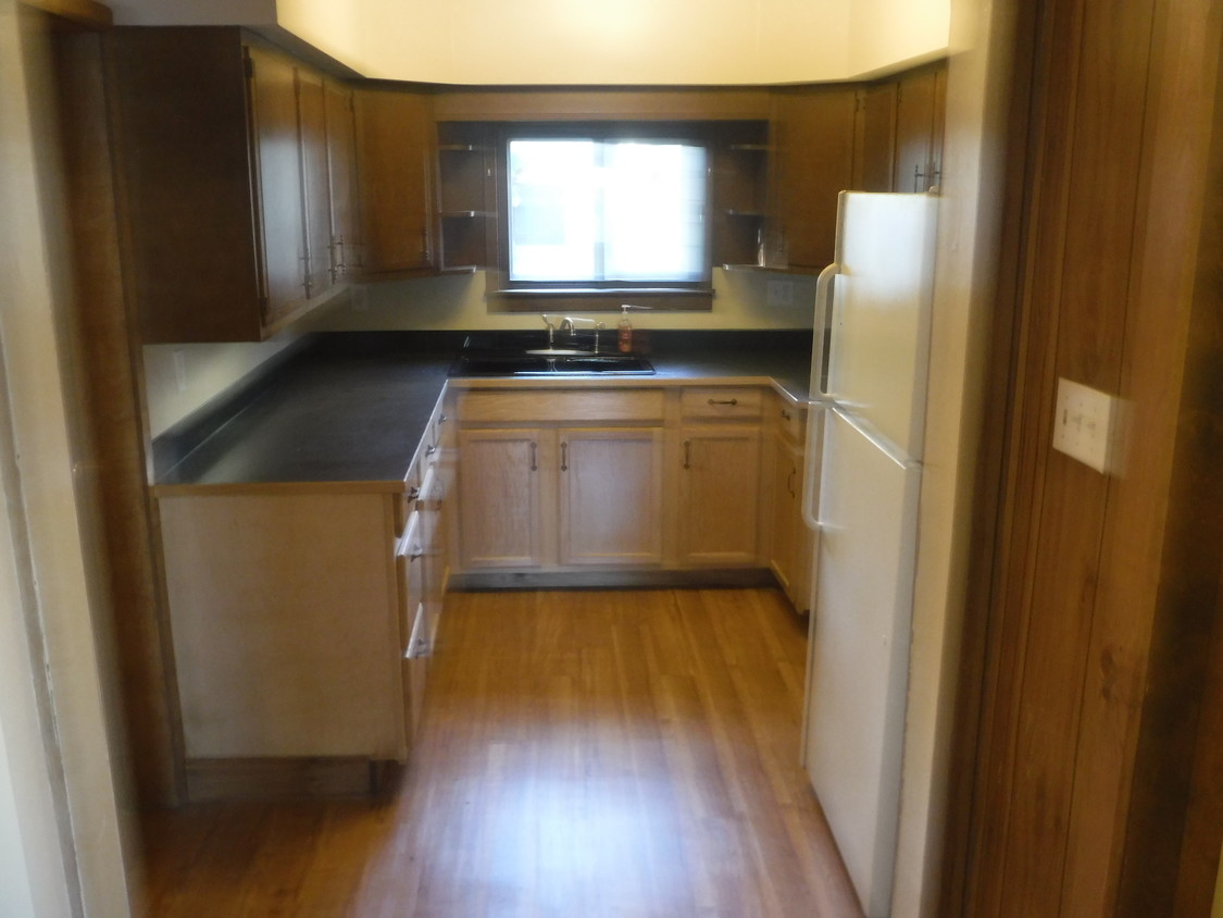 Kitchen - 661 Davis St