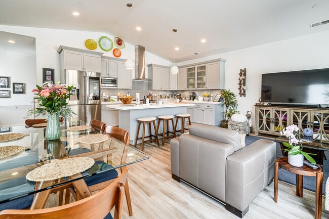 Building Photo - 578 Kelly Ave