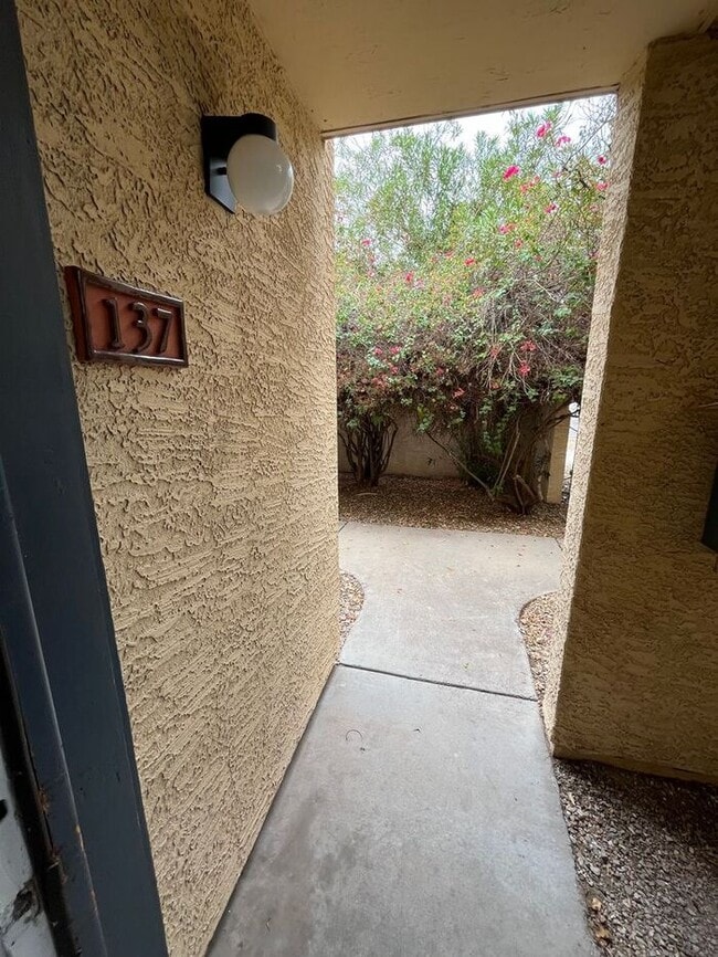 Foto del edificio - 1201 S McClintock Dr