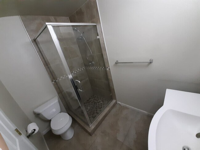 Main Bathroom - 2223 S Buckley Rd