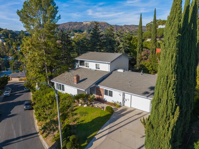 Foto del edificio - 2333 Bronson Hill Dr