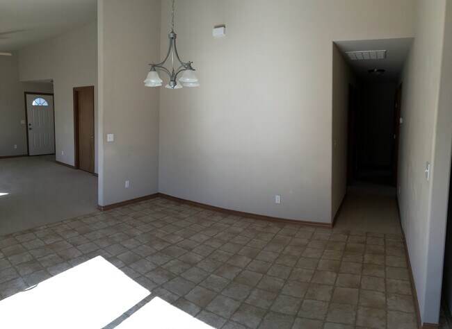 Foto del edificio - Spacious 3 Bed / 2 Bath - First Month's Rent Half-Off