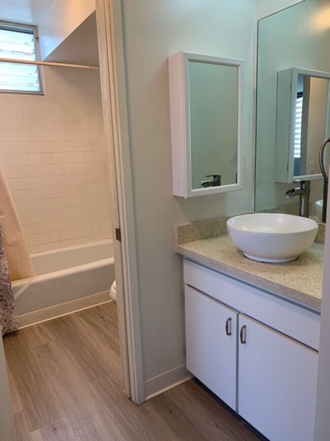 Foto del edificio - Salt Lake Area - Lakeside West building - 1 bedroom, 1 bath unit w/1 parking - Avail now