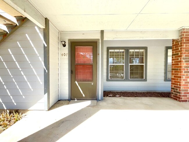Foto del edificio - Move-In Ready 2BD/2BA with Fireplace, In-Unit Laundry & Community Pool!