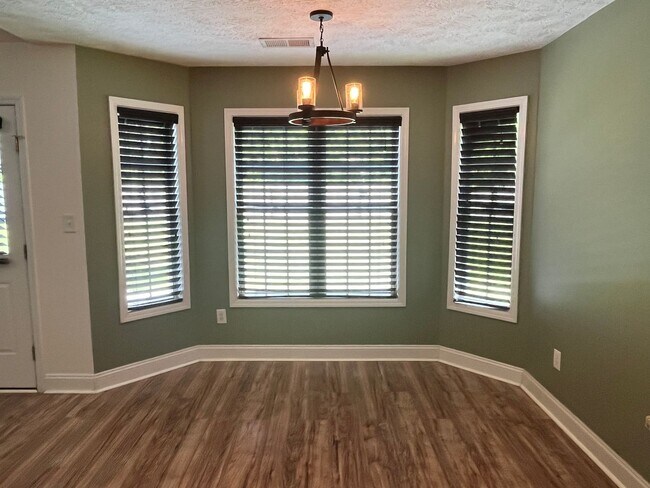 Building Photo - Beautifully Updated 3 Bed Plus Bonus Raefo...