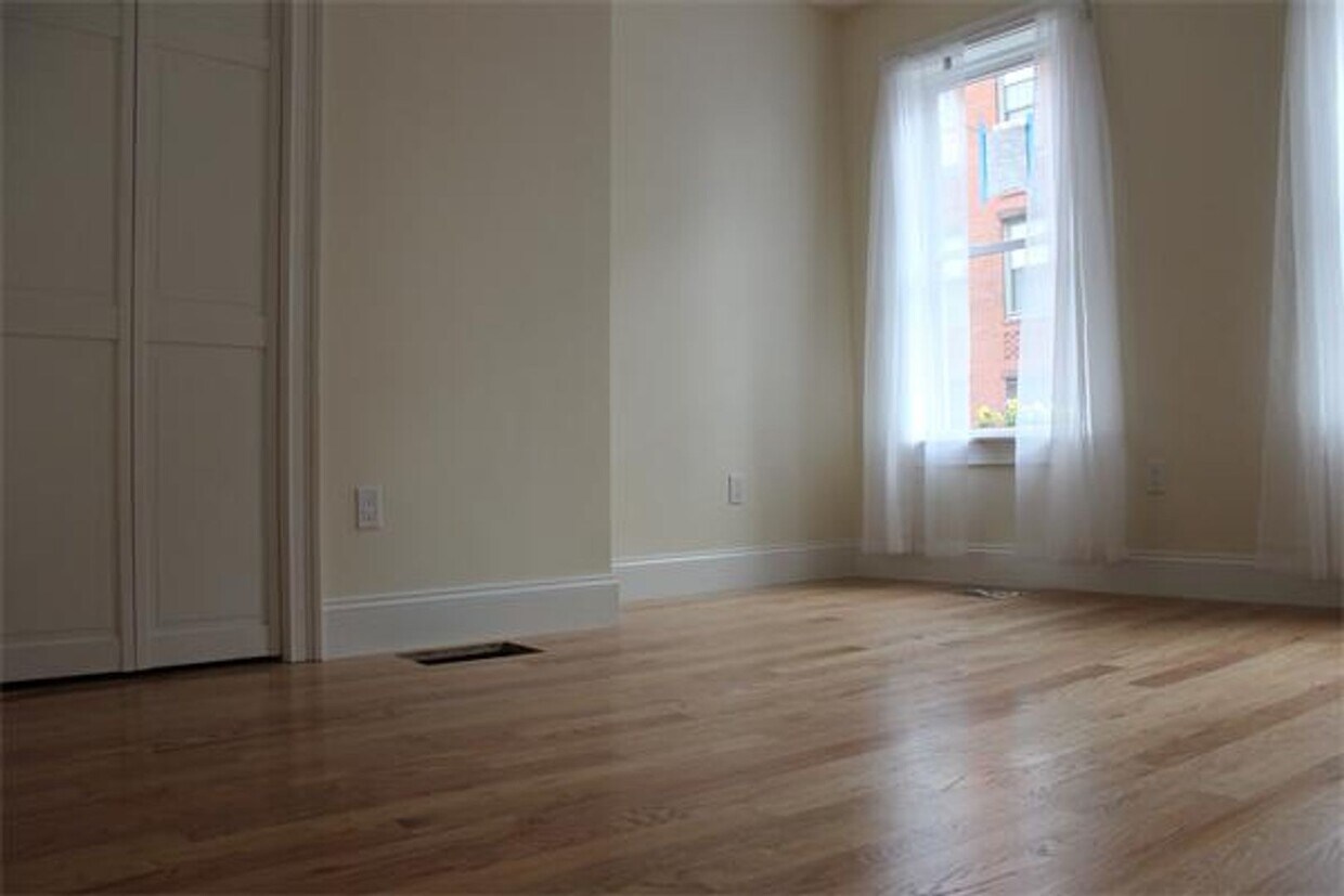 Building Photo - Inviting and beautiful 2 bed 2 bath in Roxbury