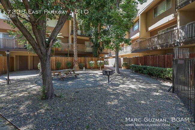 Foto del edificio - 7238 East Pkwy