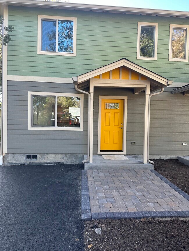 Building Photo - 112 Maple St