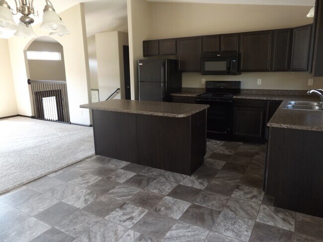 Foto del edificio - BEAUTIFUL 4 BEDROOM | 3 BATH | TOWNHOME | GARAGE | WEST SIDE