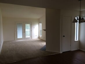 Building Photo - 4301 Lakeshore Villa Dr