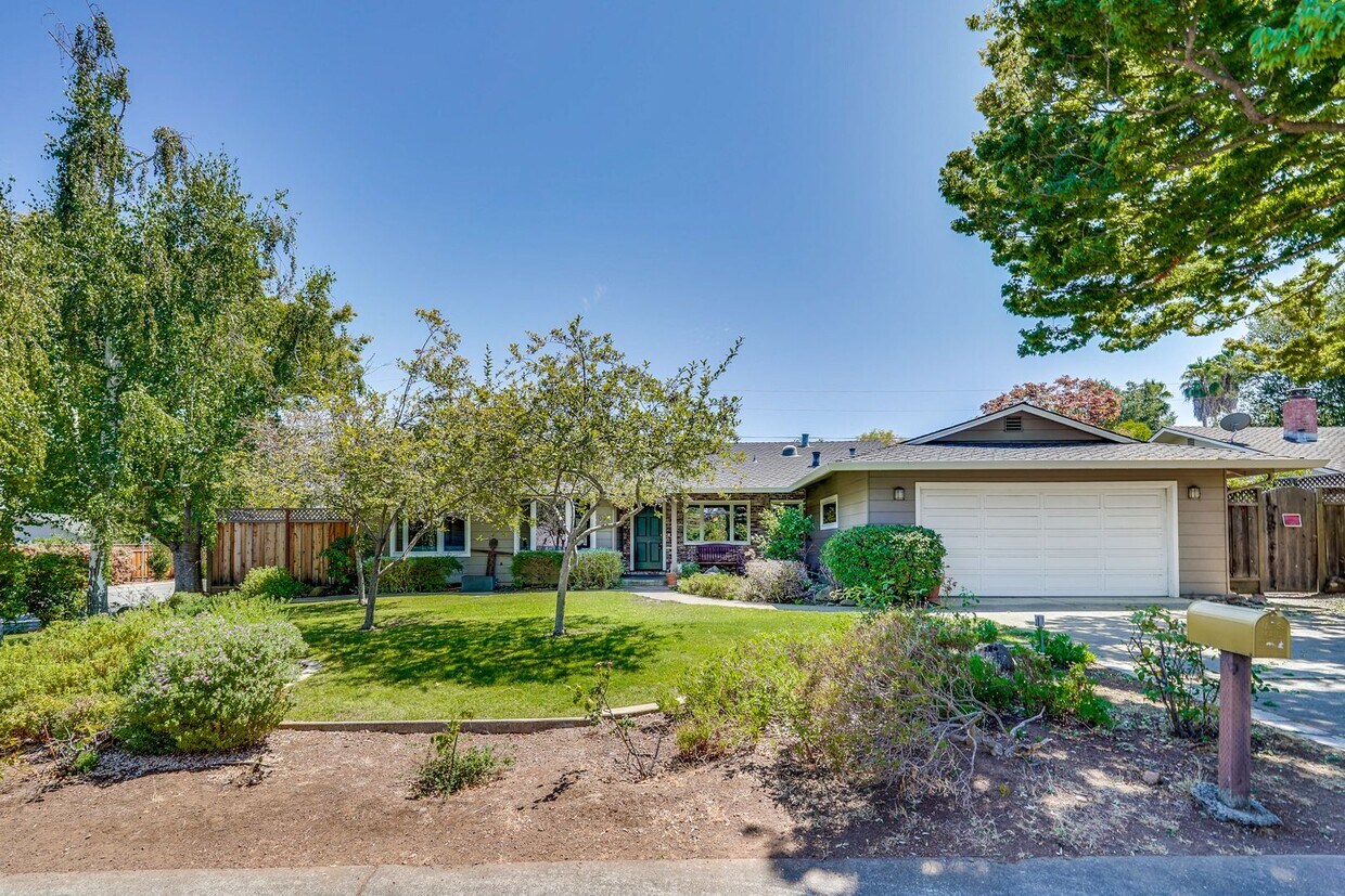 Foto principal - Excellent 3 Bedroom 2 Bath In A Great Neig...