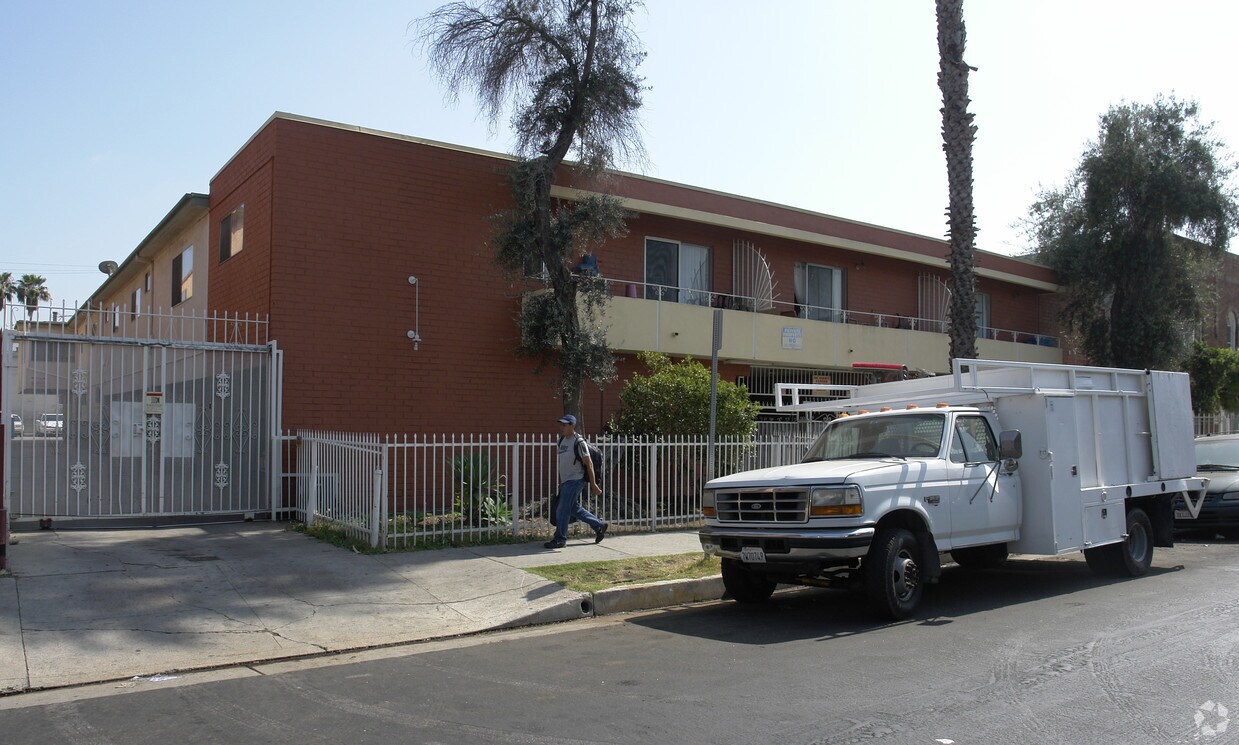 Building Photo - 5514 Sierra Vista Ave