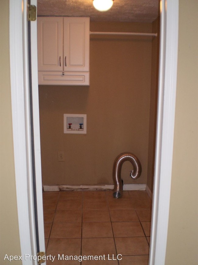 Building Photo - 3 br, 1 bath House - 1700 Iroquois Drive