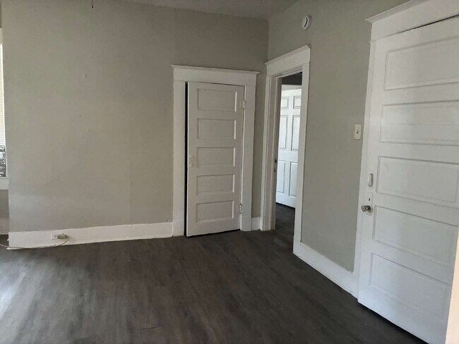 Building Photo - Application Special - South Side One Bedroom Apartment for Rent