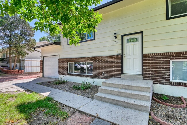 Building Photo - Fantastic Home In Village Seven For Rent