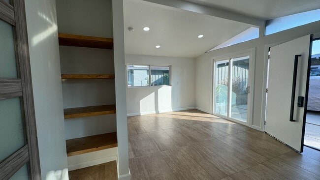 Foto del edificio - Cozy Cliff May Efficiency in Rancho Neighborhood for Rent!