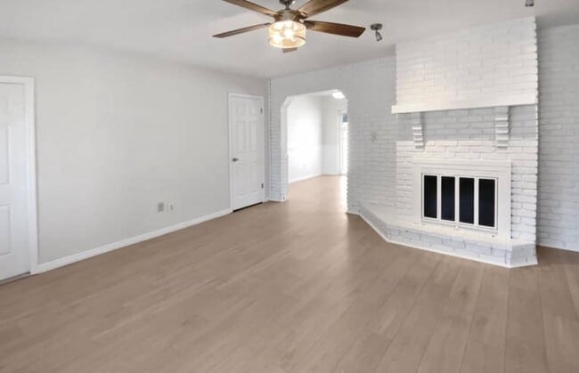 Building Photo - 1405 Rosewood Ave