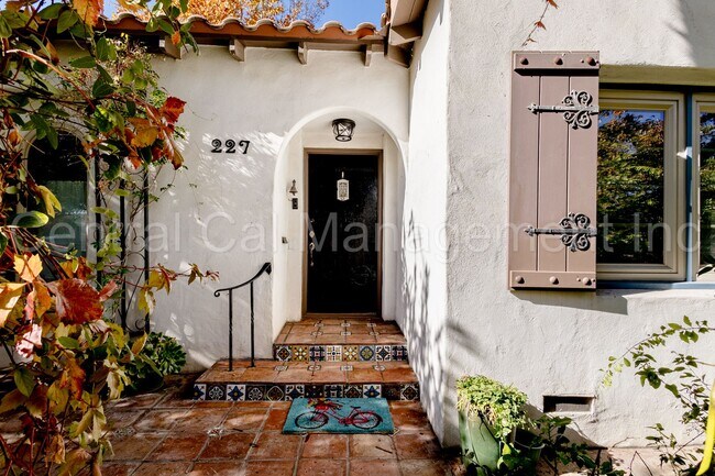 Foto del edificio - 3 Bedroom/2.5 Bath Home with a Mother In Law Unit - $2595 per month!