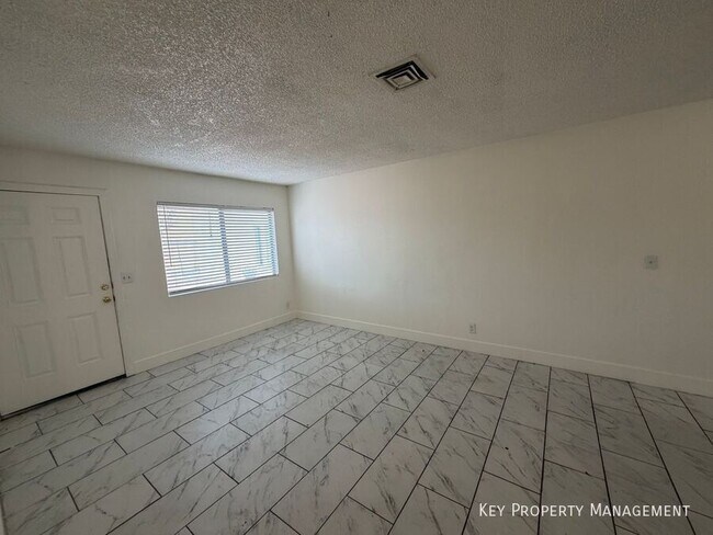 Foto del edificio - 832 N Held Rd