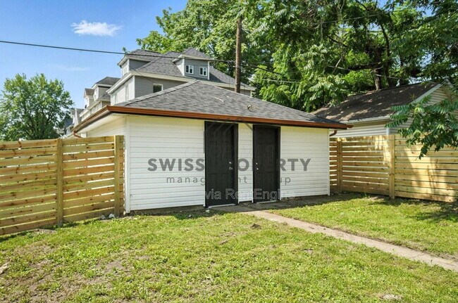 Building Photo - 889 E Livingston Ave