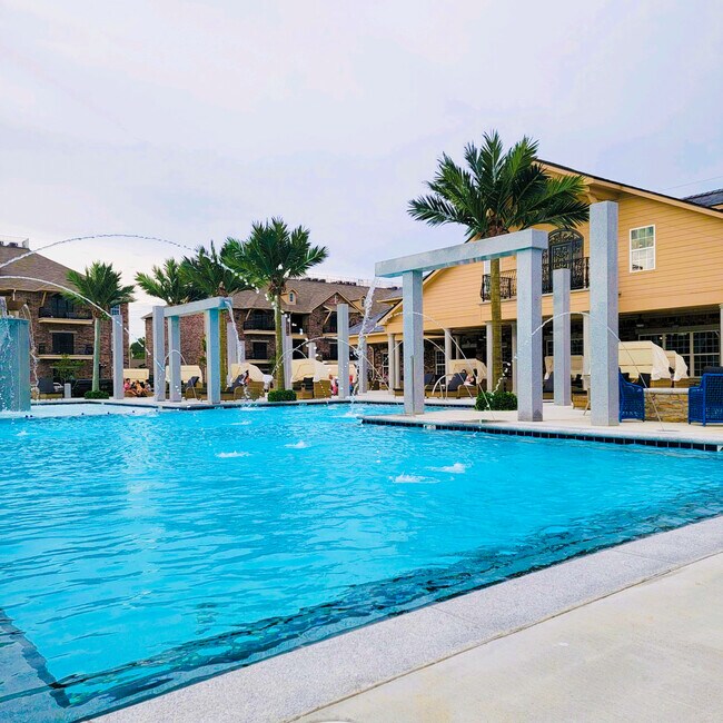 Piscina del complejo - Fountaine Bleau Central Landing