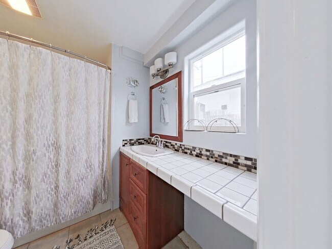 Building Photo - 3 bedroom 2.5 bathroom townhome Down the s...