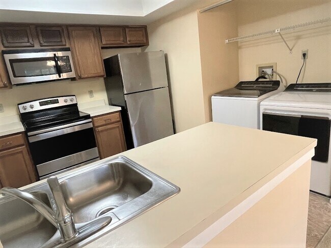 Foto del edificio - 4377 White Pine Ave