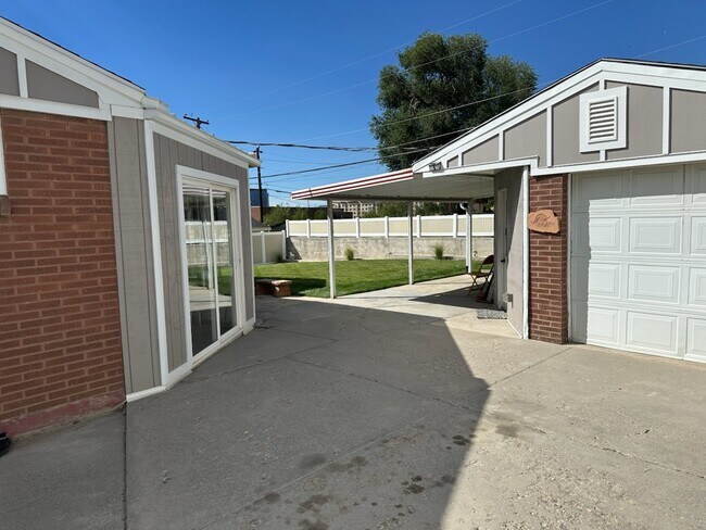 Garage / Sunroom - 329 E Saunders St