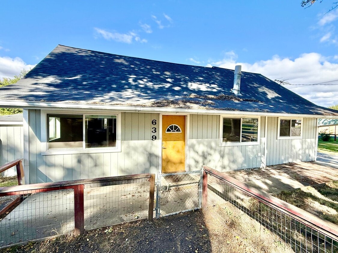 Primary Photo - Charming and low-maintenance 2-bedroom, 1-...