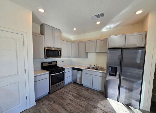 Foto del edificio - Modern 3-Bedroom Townhome with 2-Car Garage, Bright Interiors & Private Patio