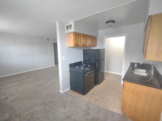 Building Photo - 2 Bedroom - Spacious Parma Apartment!