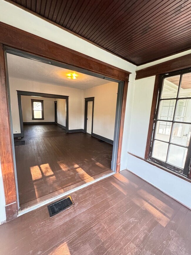 Building Photo - ** Move-in Special**  2 Bedroom, 1 Bath Ho...