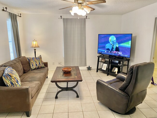 Sala de estar - 1918 Castle Gate Cir