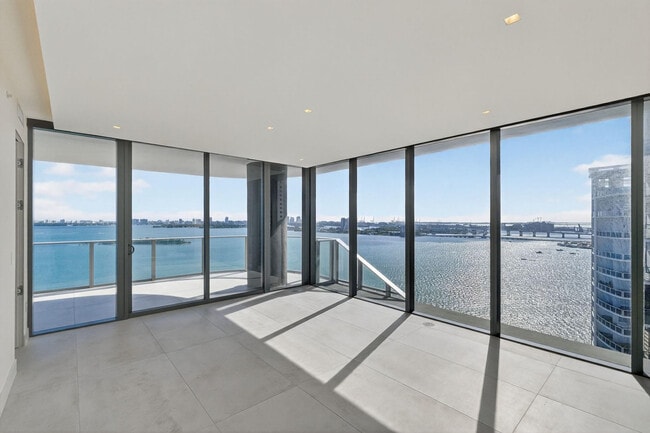 Building Photo - 700 NE 24th St