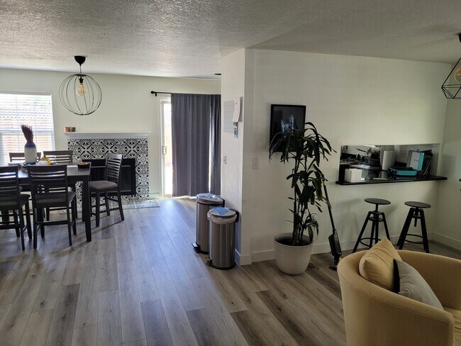 Spacious kitchen and dining room - 826 Scottsdale Dr