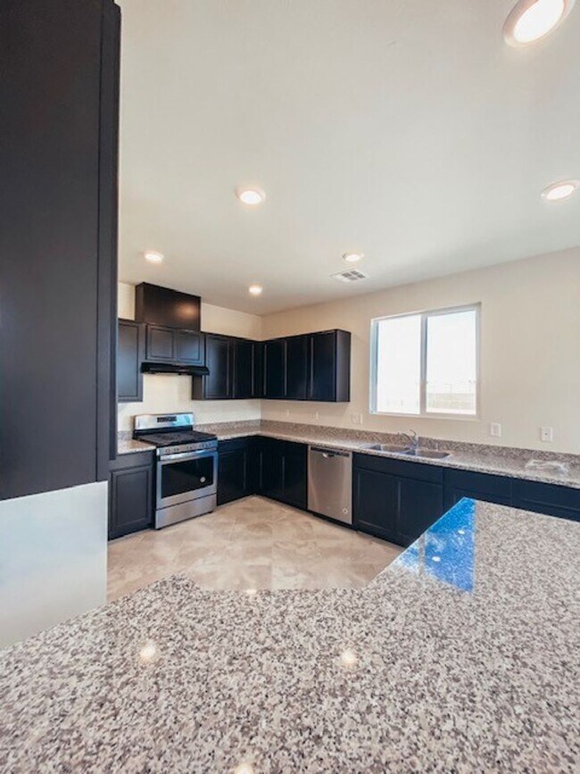 Foto del edificio - Beautiful Townhome in a Gated Community with 2-Car Garage!!