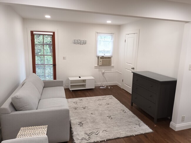 Estudio - 359 Heather Heights Ct