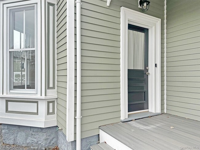 Building Photo - 611 Main St