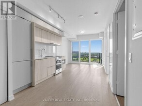 Building Photo - 448 Burnhamthorpe Rd W
