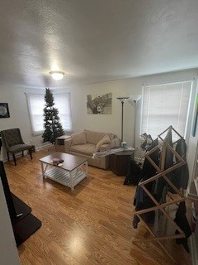 Foto del edificio - Charming 2 Bedroom Upper