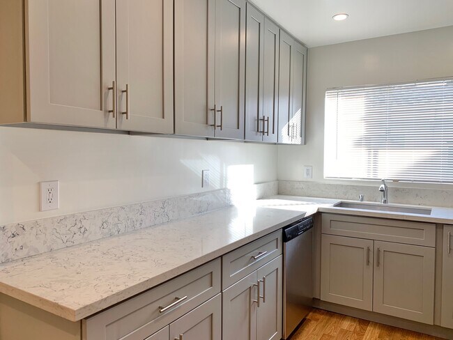 Foto del edificio - 1425 N Harper Ave