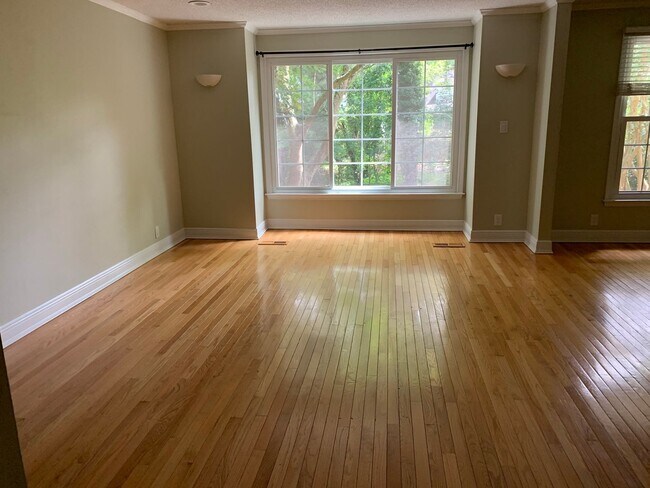 Foto del edificio - NEW LISTING!  3-bedroom, 3.5-bath townhome...