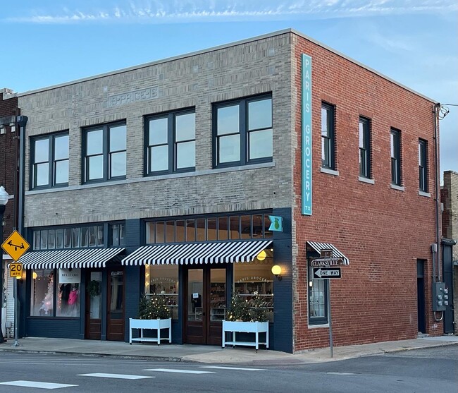 Building Photo - 102 Clarksville St