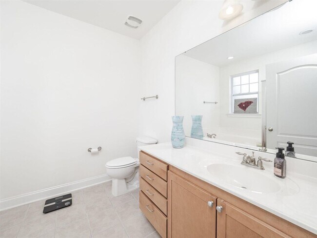 Foto del edificio - Spacious top-floor condo — 2BR/2BA with hardwood floors, electric fireplace & deposit-free move-i...
