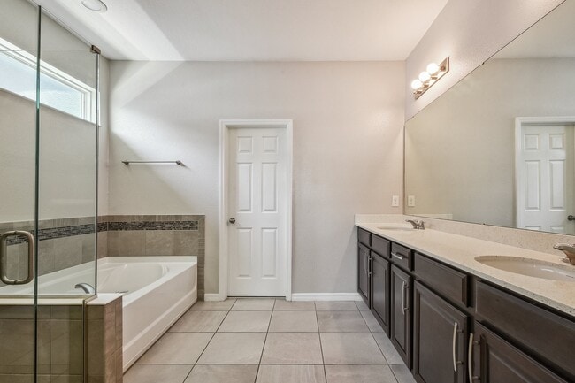 Building Photo - 2735 Stonegate Dr