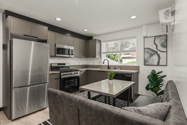 Building Photo - A 5 bedroom, 4 bathroom Fully Furnished Apartment at 1515 1/2 Selby Ave.