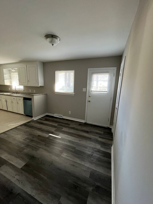 Building Photo - Updated great 3 bedroom house off Carver S...